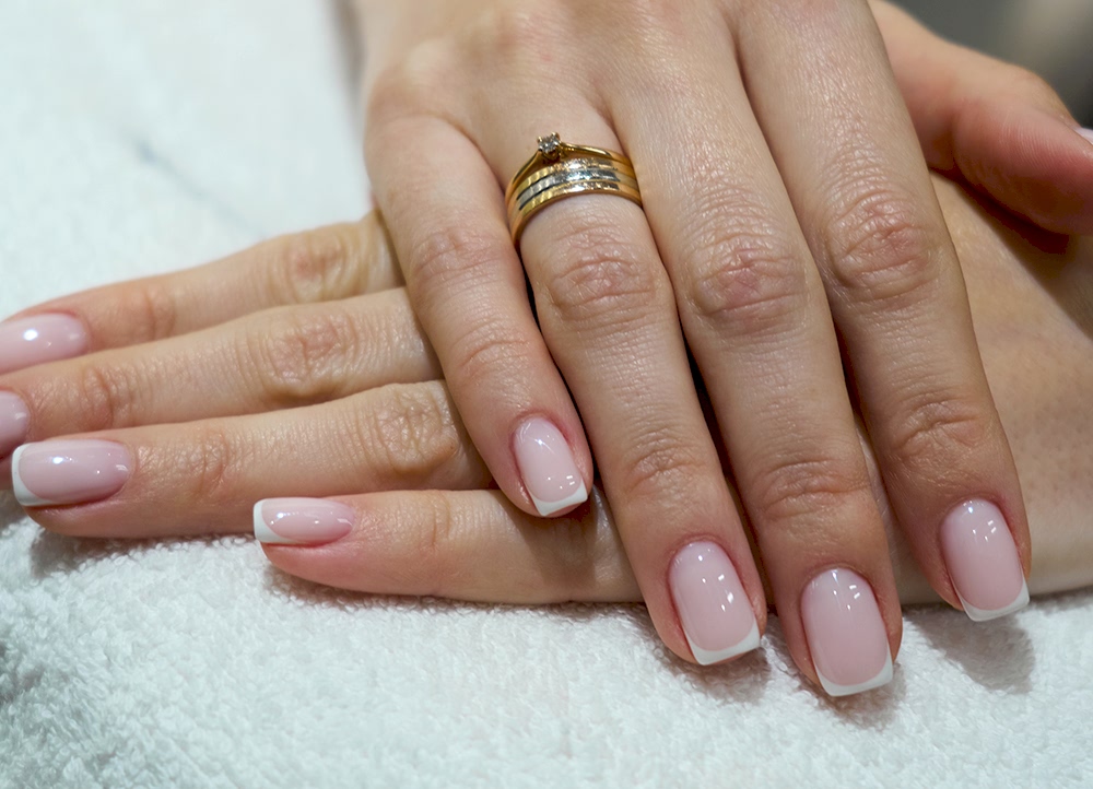 Французский маникюр с укреплением гелем/акригелем